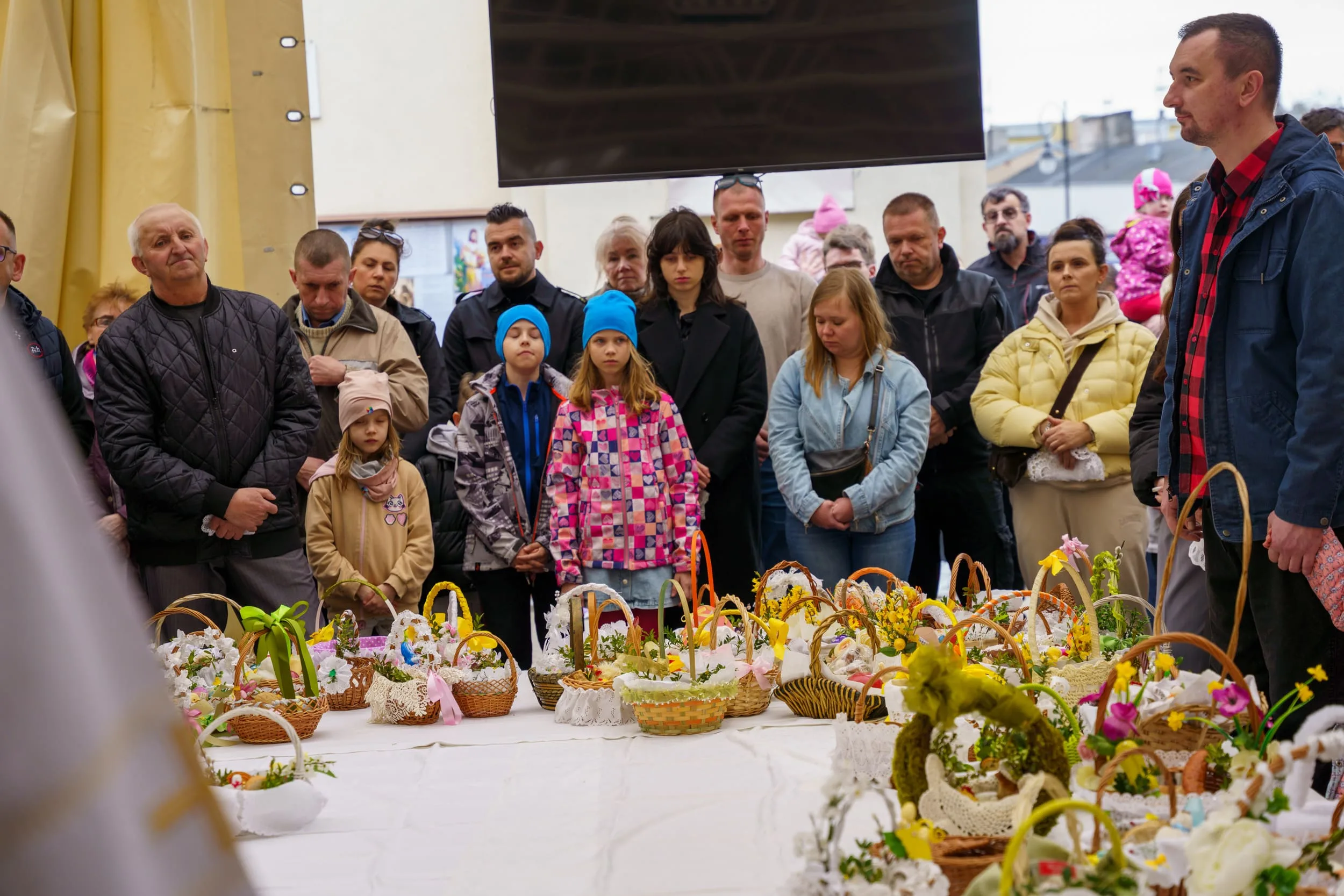 Święcenie pokarmów 2026 w Skierniewicach. Tłumy u św. Jakuba i św. Stanisława [ZDJĘCIA] — zdjęcie 48 z 70