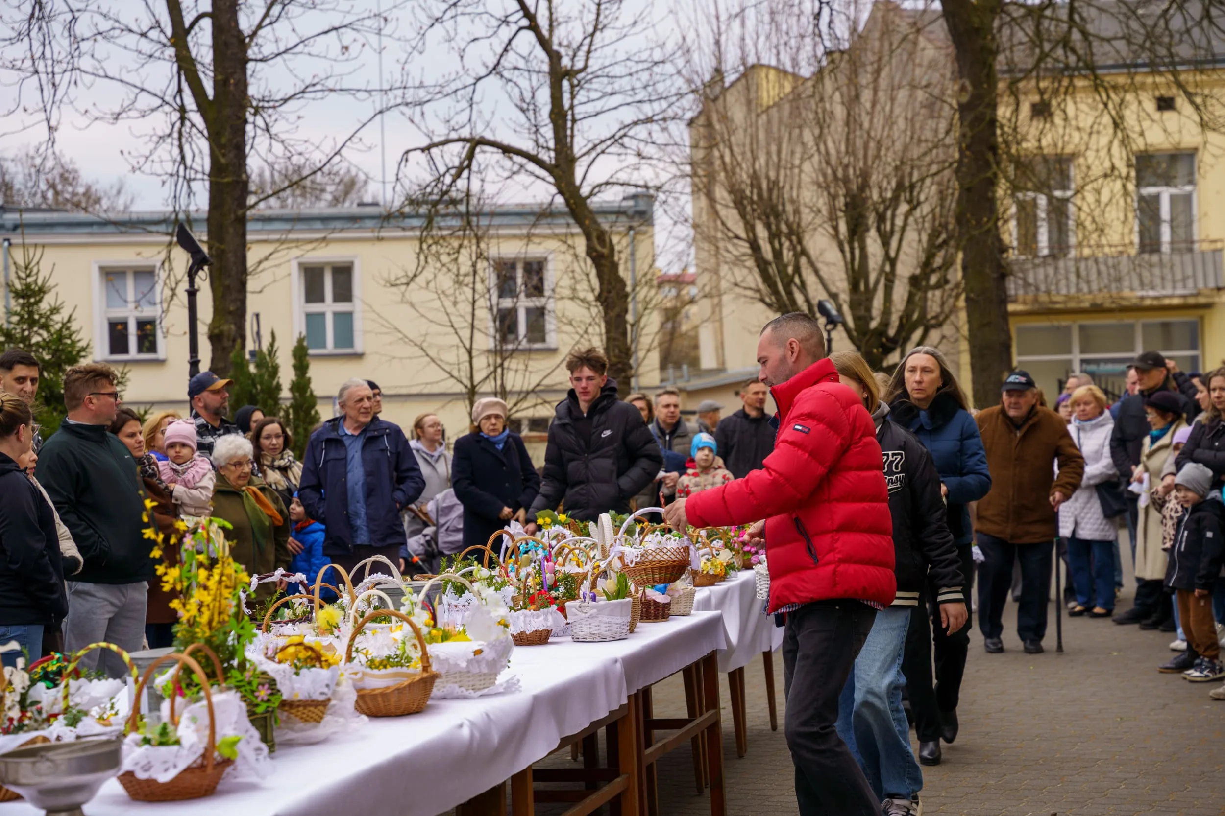 Święcenie pokarmów 2026 w Skierniewicach. Tłumy u św. Jakuba i św. Stanisława [ZDJĘCIA] — zdjęcie 5 z 70