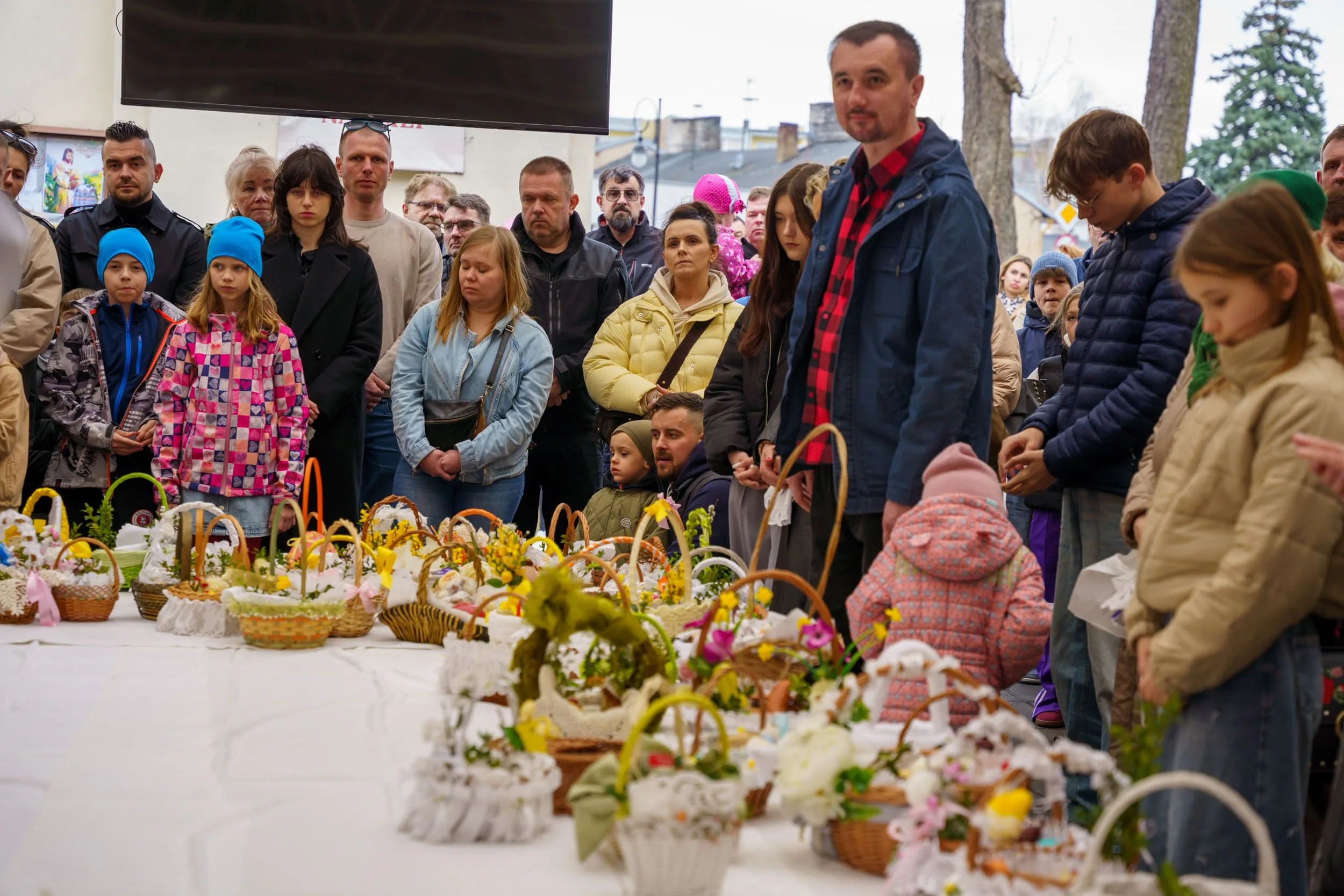 Święcenie pokarmów 2026 w Skierniewicach. Tłumy u św. Jakuba i św. Stanisława [ZDJĘCIA] — zdjęcie 49 z 70