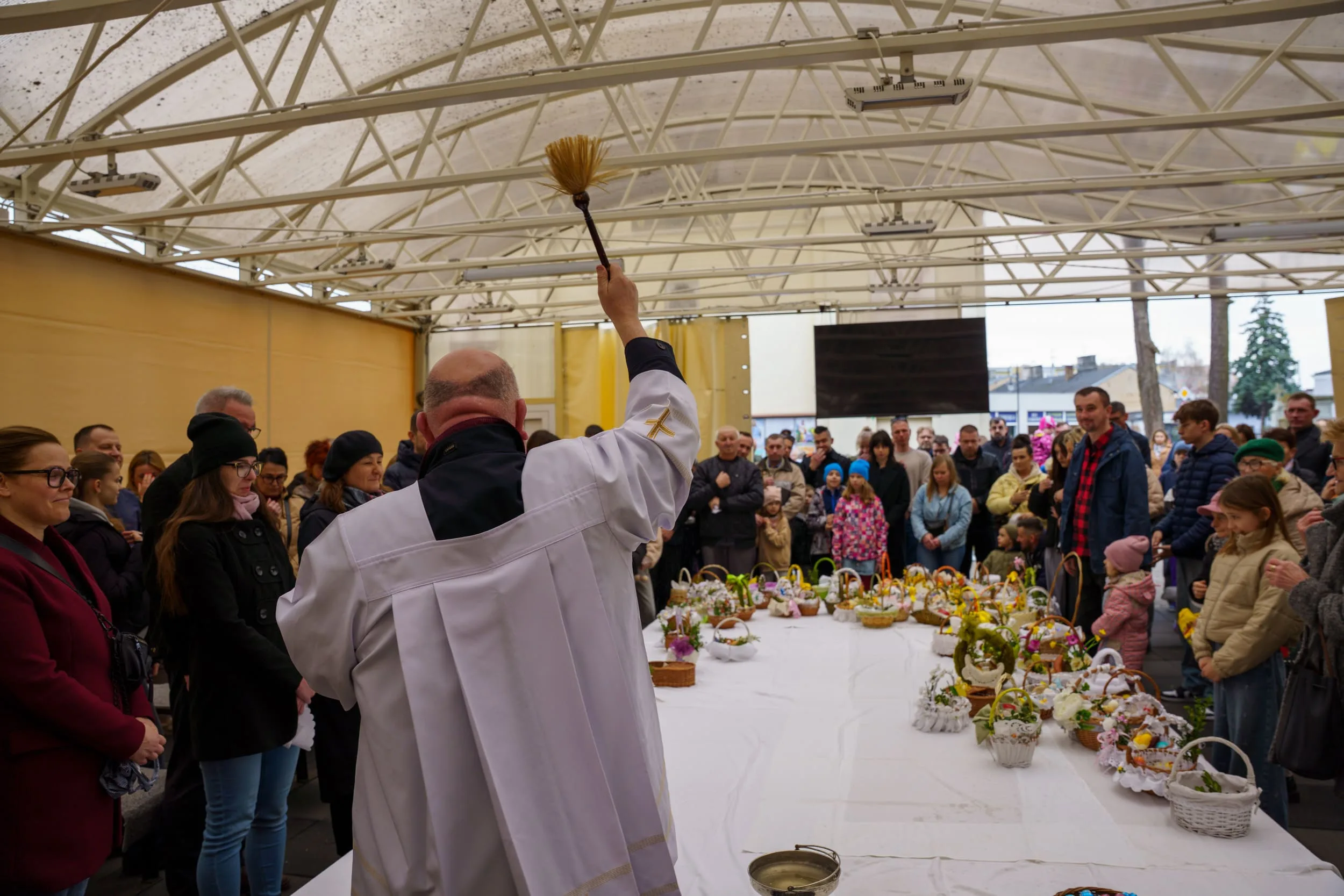 Święcenie pokarmów 2026 w Skierniewicach. Tłumy u św. Jakuba i św. Stanisława [ZDJĘCIA] — zdjęcie 50 z 70