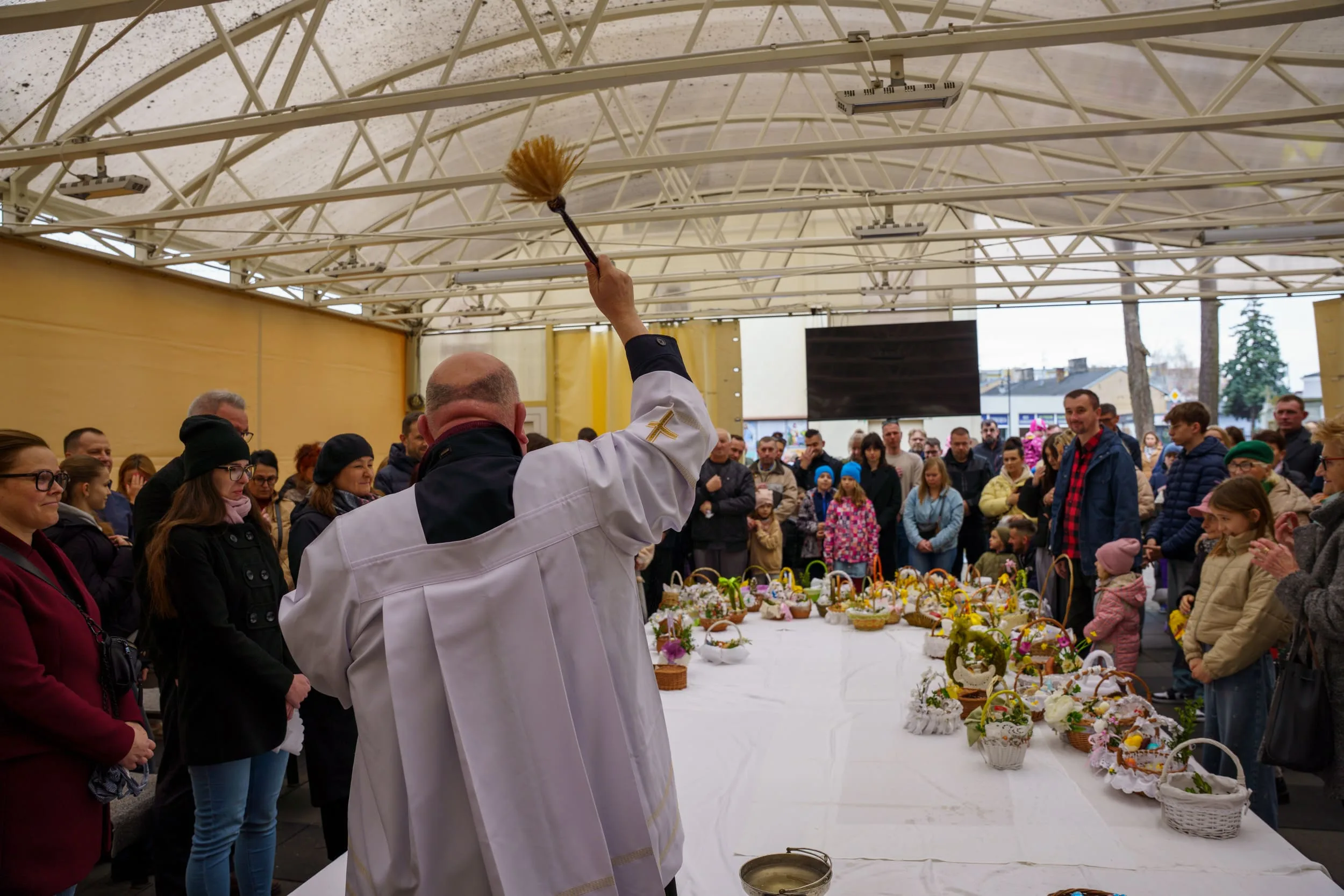 Święcenie pokarmów 2026 w Skierniewicach. Tłumy u św. Jakuba i św. Stanisława [ZDJĘCIA] — zdjęcie 51 z 70