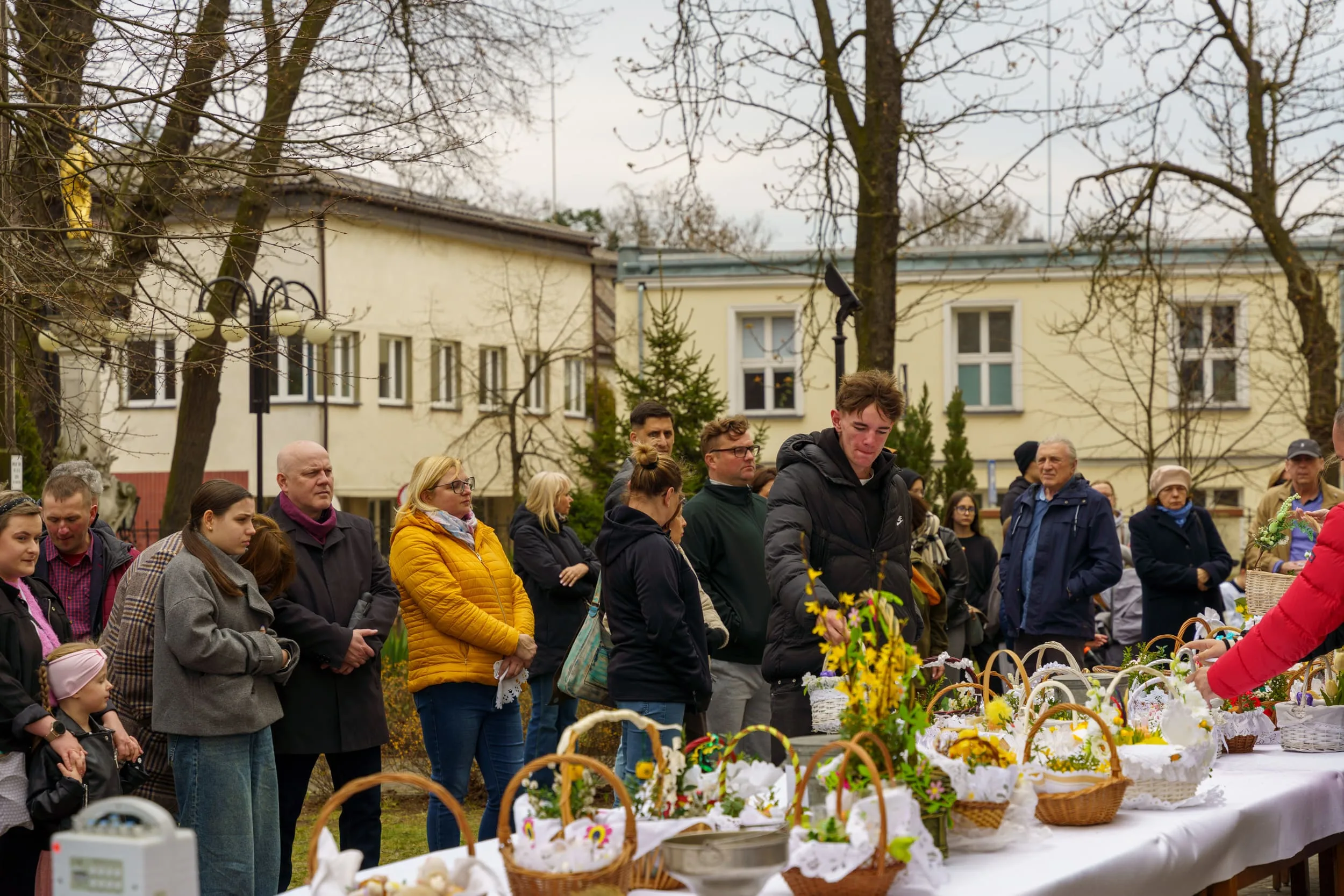 Święcenie pokarmów 2026 w Skierniewicach. Tłumy u św. Jakuba i św. Stanisława [ZDJĘCIA] — zdjęcie 6 z 70