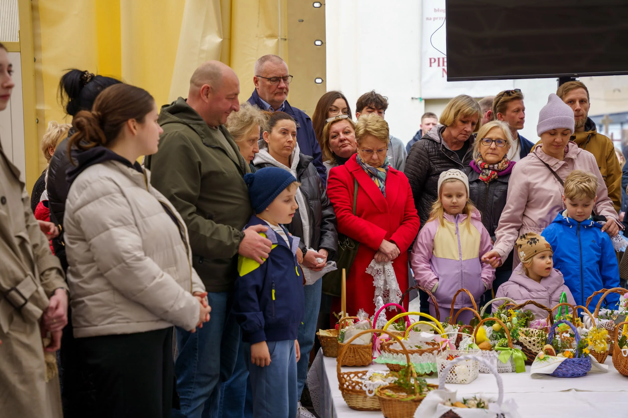Święcenie pokarmów 2026 w Skierniewicach. Tłumy u św. Jakuba i św. Stanisława [ZDJĘCIA] — zdjęcie 61 z 70