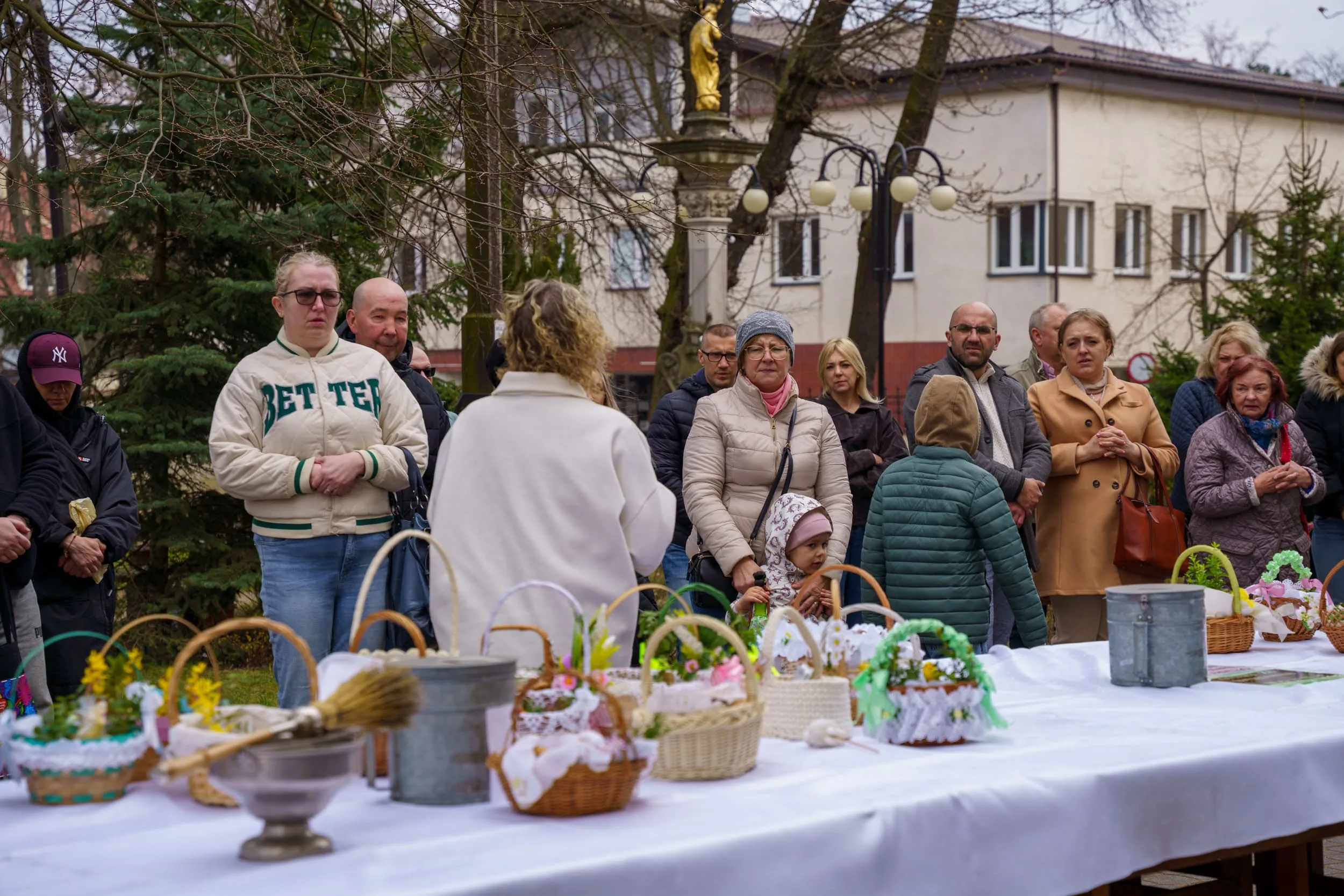 Święcenie pokarmów 2026 w Skierniewicach. Tłumy u św. Jakuba i św. Stanisława [ZDJĘCIA] — zdjęcie 65 z 70