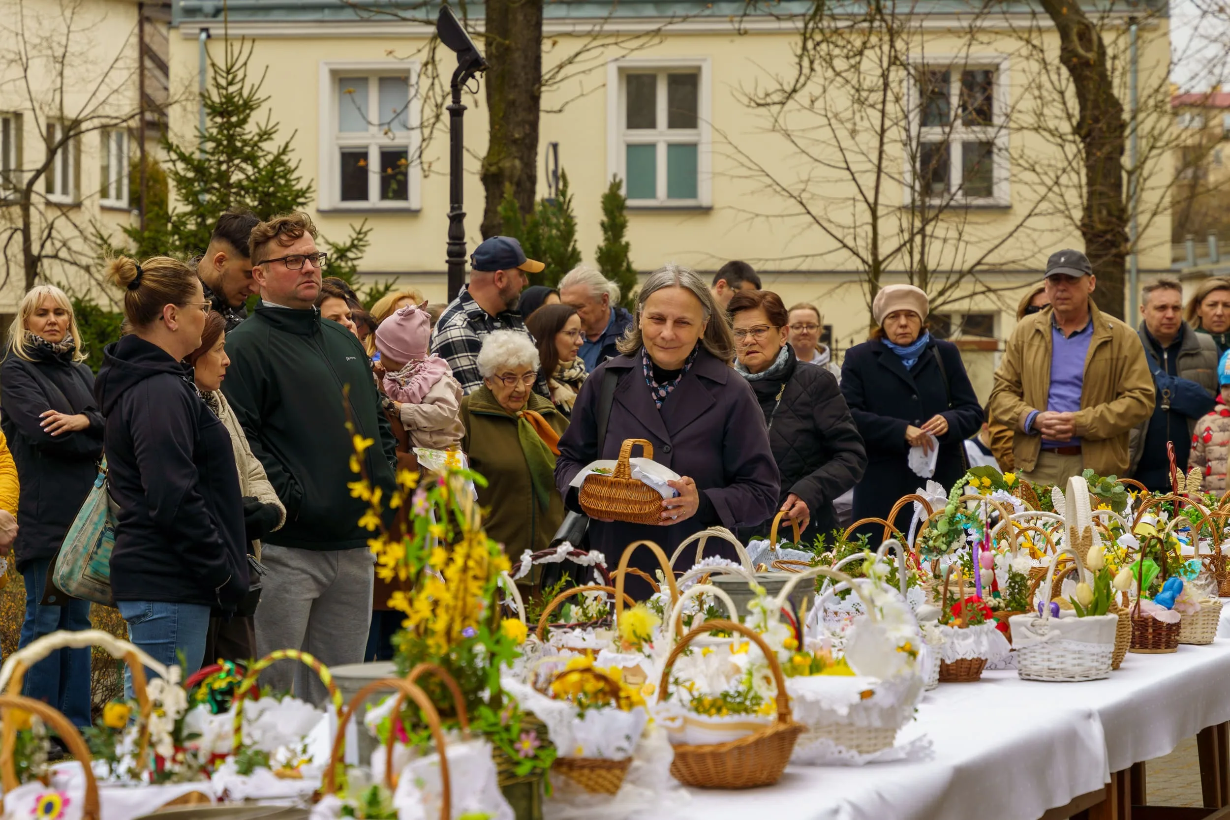 Święcenie pokarmów 2026 w Skierniewicach. Tłumy u św. Jakuba i św. Stanisława [ZDJĘCIA] — zdjęcie 7 z 70
