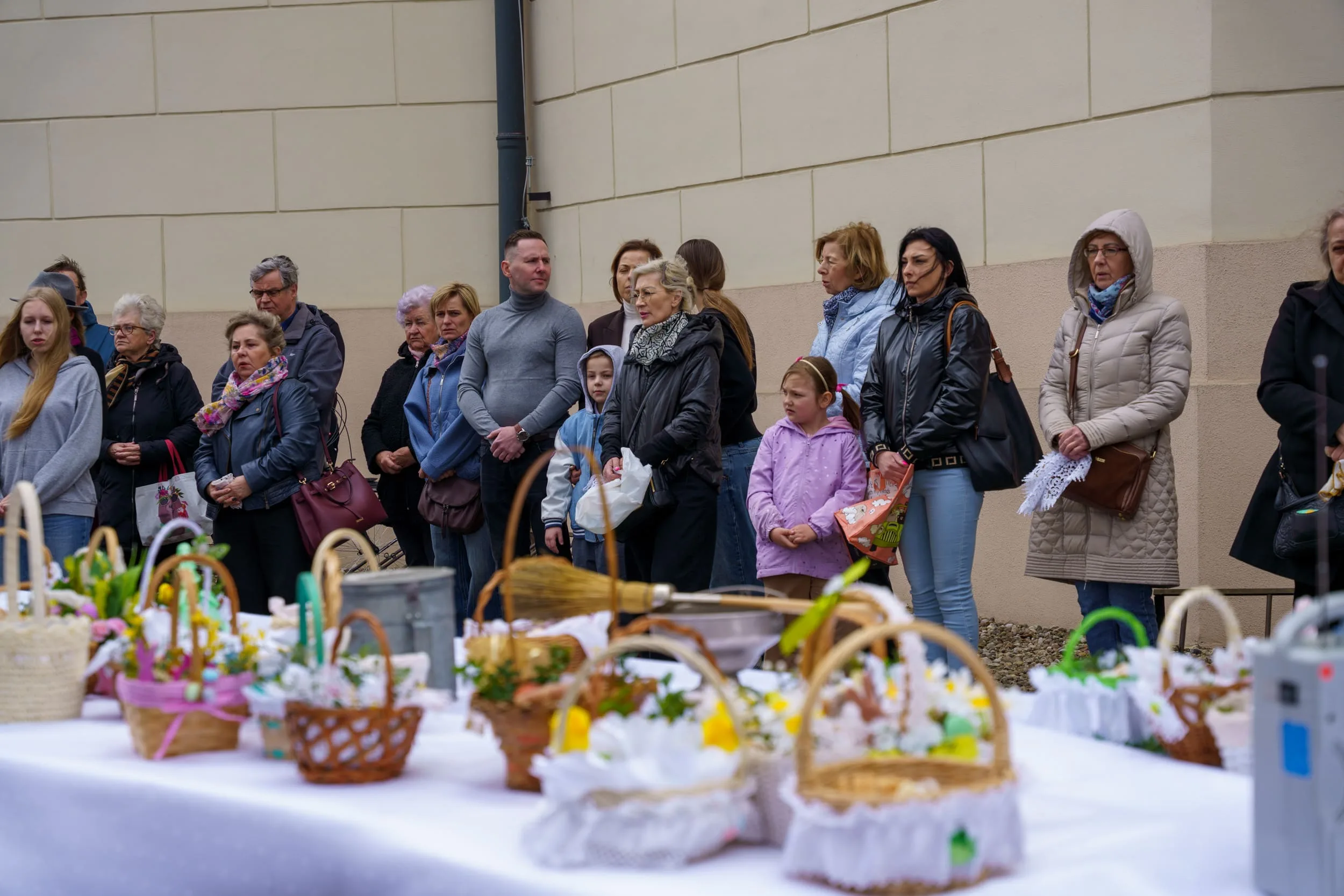 Święcenie pokarmów 2026 w Skierniewicach. Tłumy u św. Jakuba i św. Stanisława [ZDJĘCIA] — zdjęcie 69 z 70