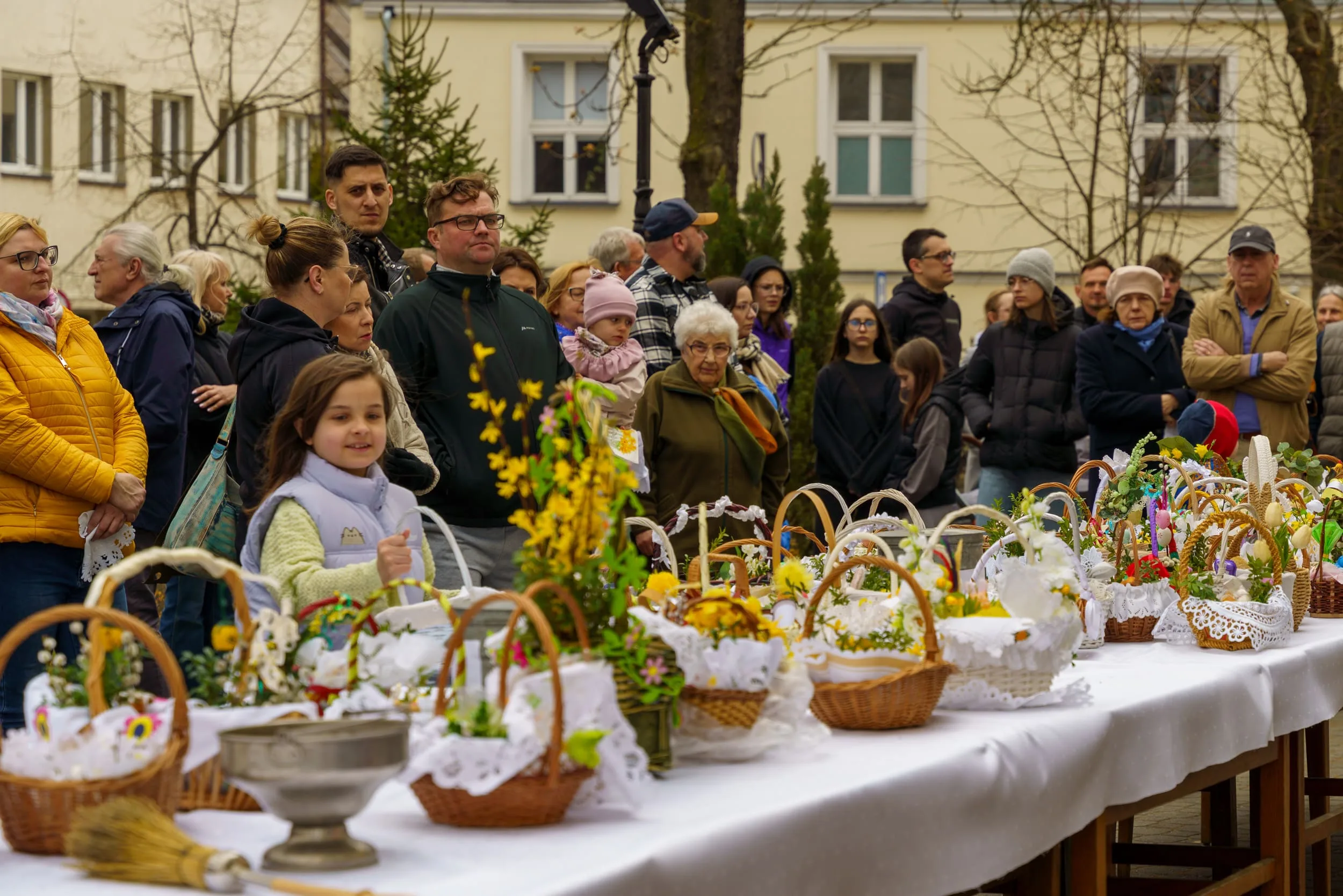 Święcenie pokarmów 2026 w Skierniewicach. Tłumy u św. Jakuba i św. Stanisława [ZDJĘCIA] — zdjęcie 9 z 70