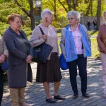 Kwiaty złożone pod pomnikiem na skwerze Inwalidów w Skierniewicach podczas obchodów Święta Pracy 1 maja 2026 roku.