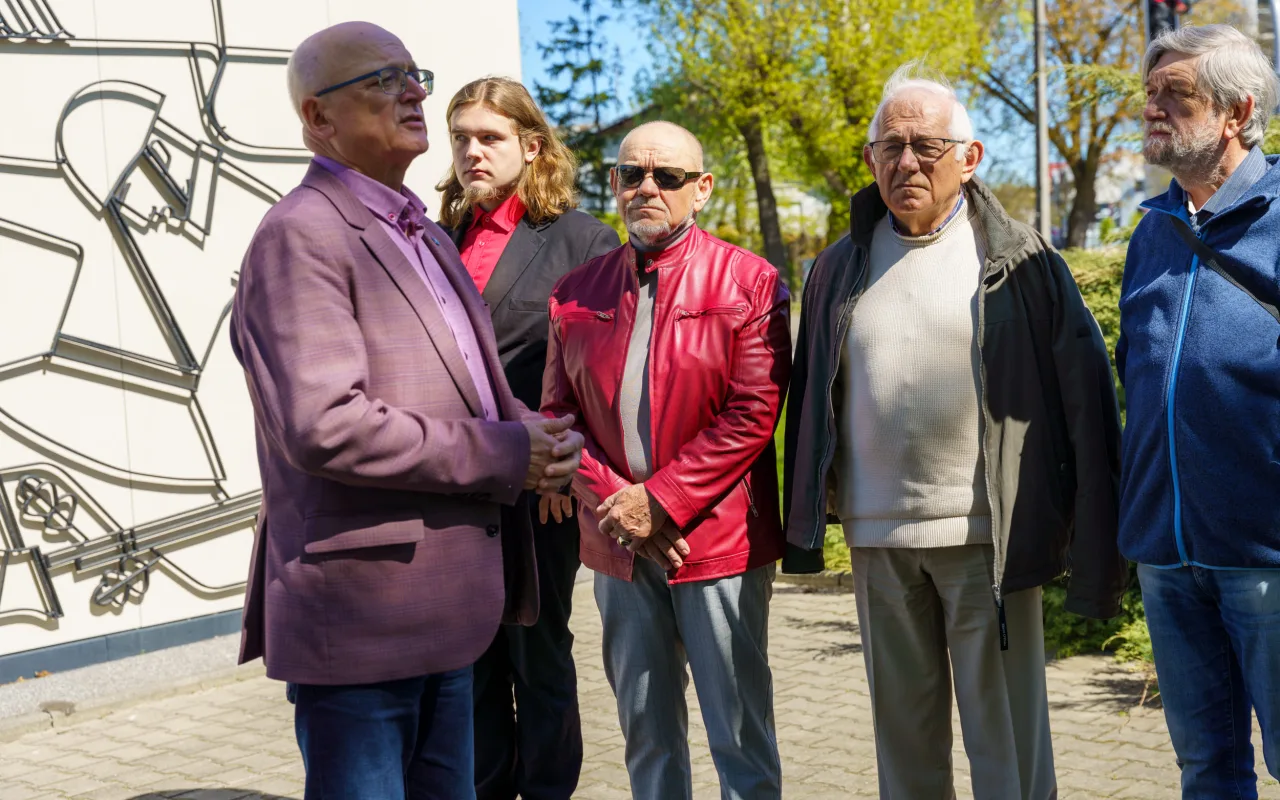 Kwiaty złożone pod pomnikiem na skwerze Inwalidów w Skierniewicach podczas obchodów Święta Pracy 1 maja 2026 roku.