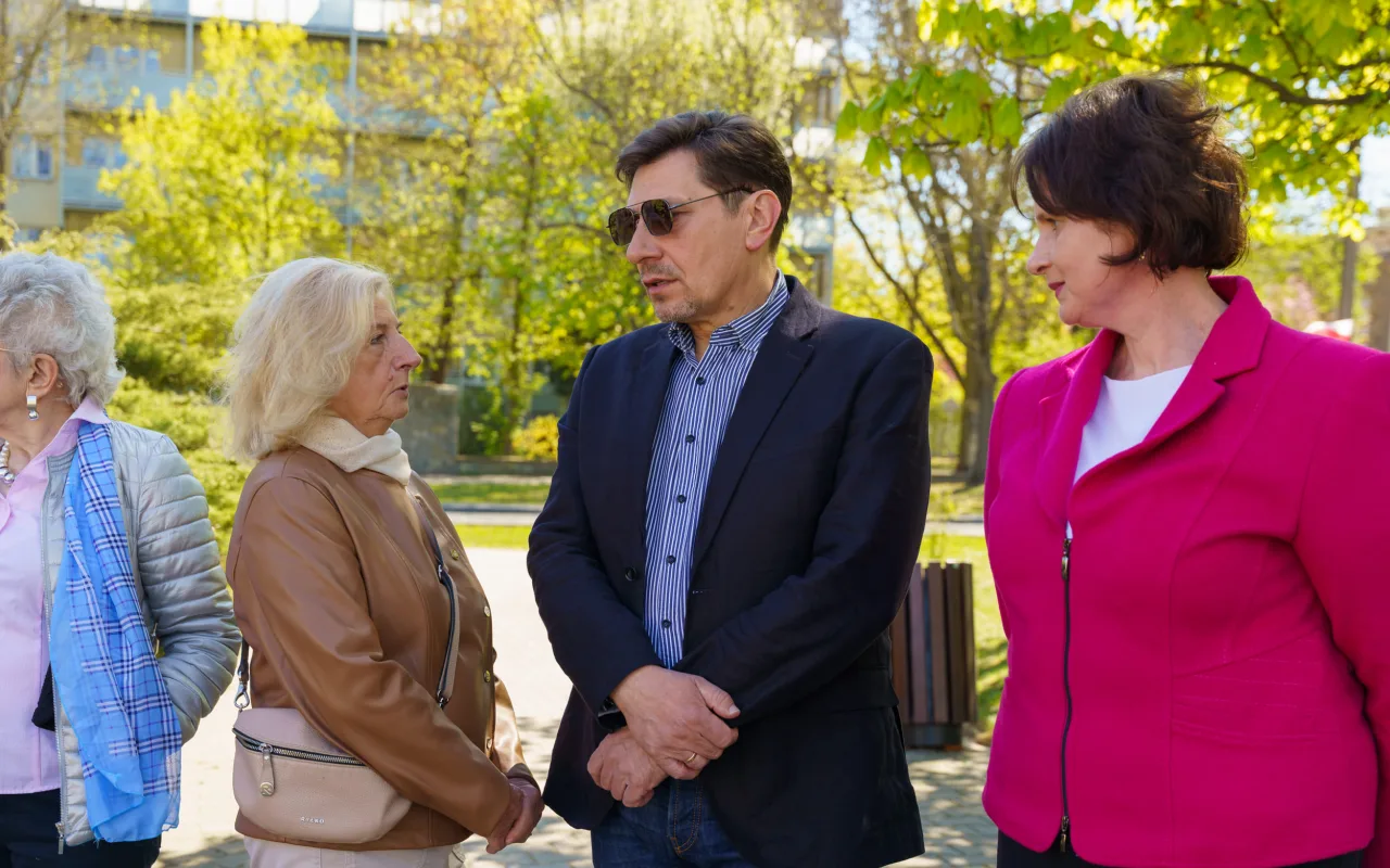 Kwiaty złożone pod pomnikiem na skwerze Inwalidów w Skierniewicach podczas obchodów Święta Pracy 1 maja 2026 roku.
