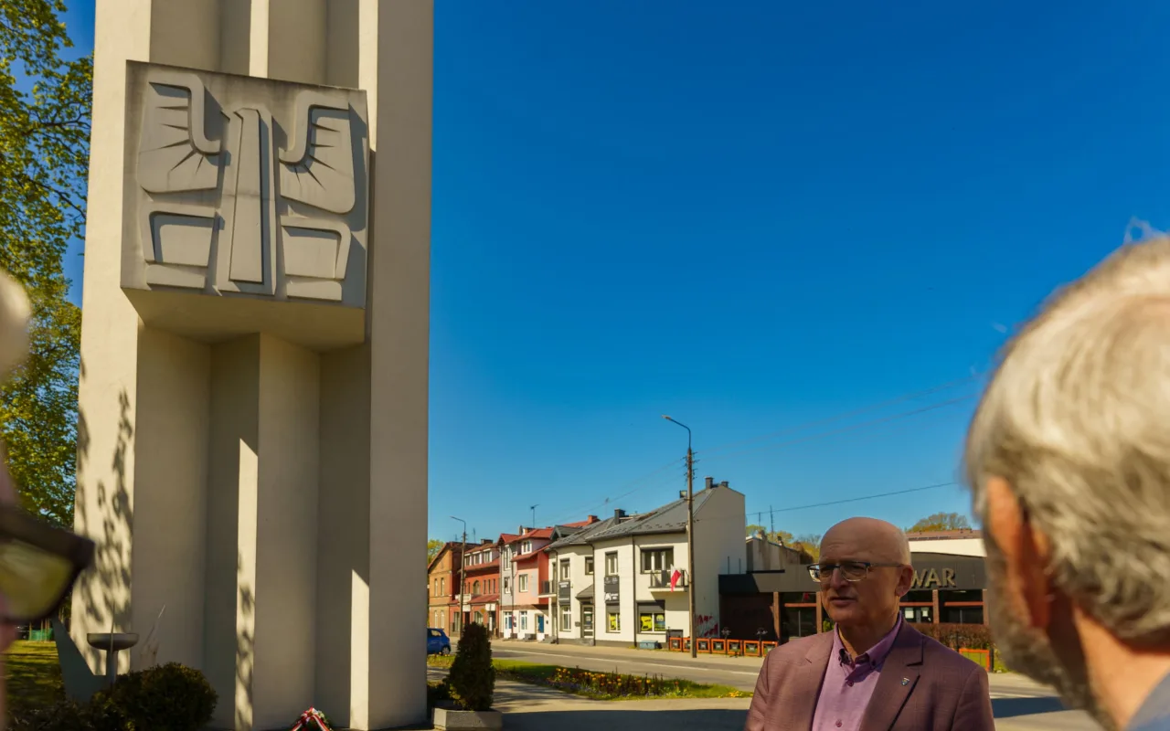 Kwiaty złożone pod pomnikiem na skwerze Inwalidów w Skierniewicach podczas obchodów Święta Pracy 1 maja 2026 roku.