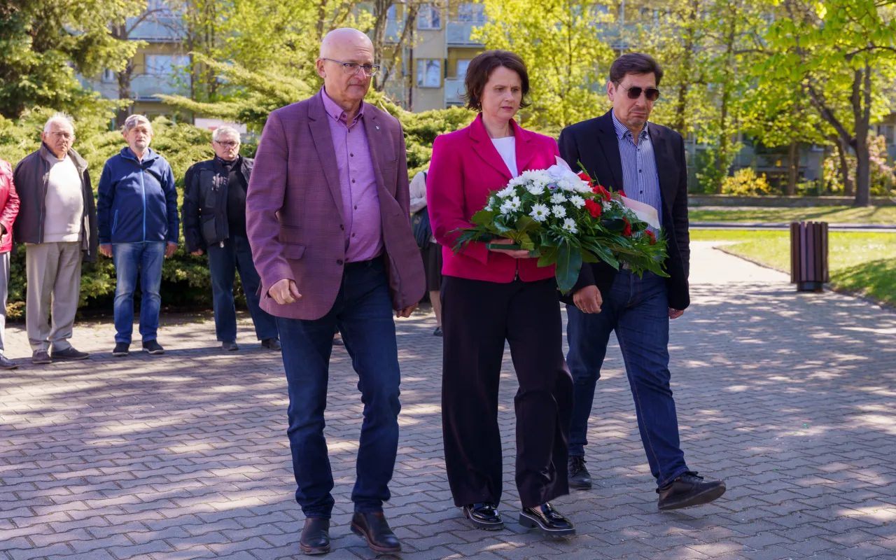 Kwiaty złożone pod pomnikiem na skwerze Inwalidów w Skierniewicach podczas obchodów Święta Pracy 1 maja 2026 roku.