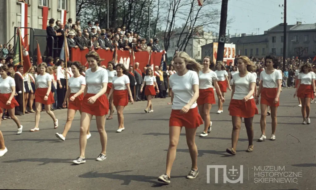 Skierniewice święto 1 maja na kolorowych zdjęciach unikalne kadry z lat siedemdziesiątych