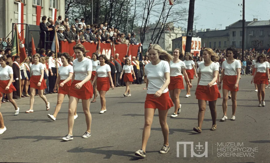 Skierniewice święto 1 maja na kolorowych zdjęciach unikalne kadry z lat siedemdziesiątych