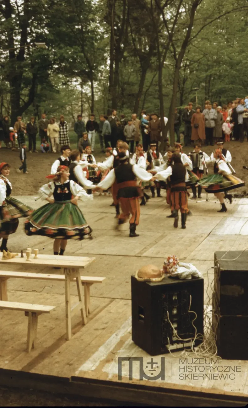 Skierniewice święto 1 maja na kolorowych zdjęciach unikalne kadry z lat siedemdziesiątych