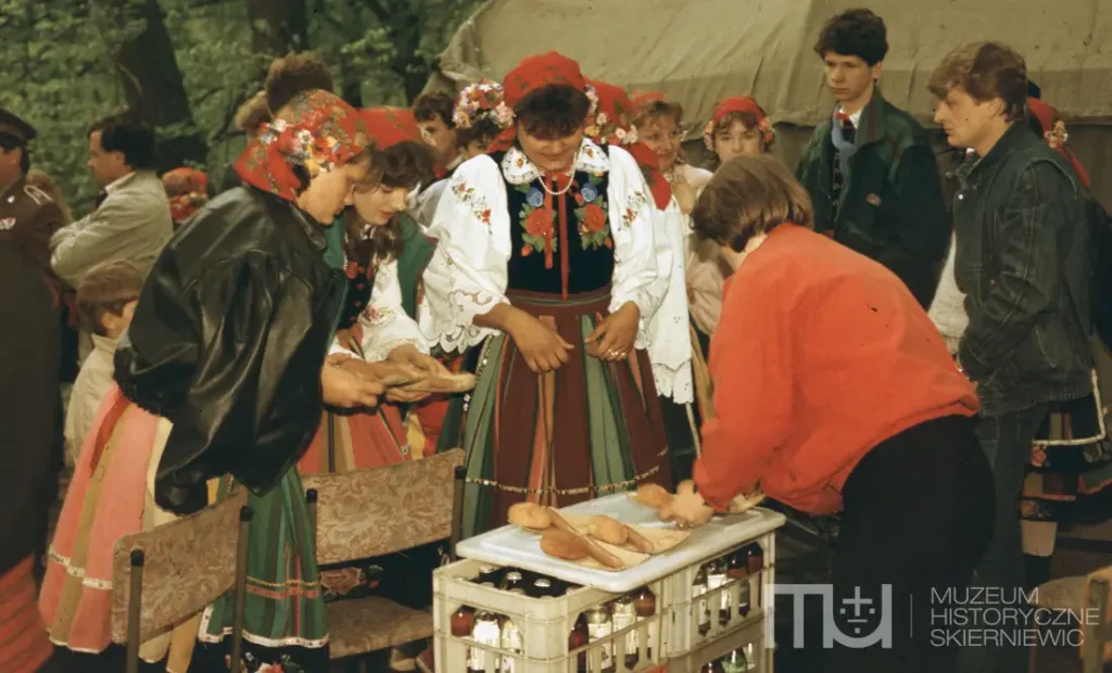 Skierniewice święto 1 maja na kolorowych zdjęciach unikalne kadry z lat siedemdziesiątych