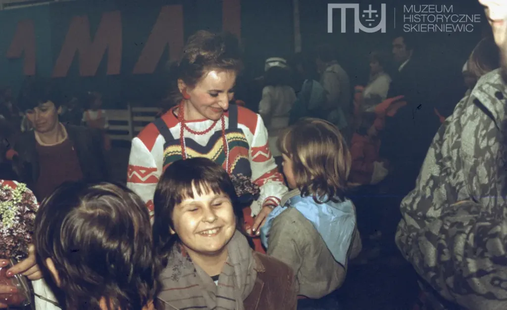 Skierniewice święto 1 maja na kolorowych zdjęciach unikalne kadry z lat siedemdziesiątych