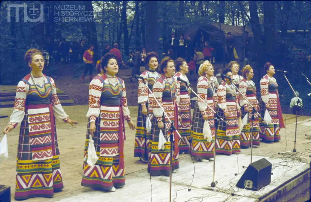 Skierniewice święto 1 maja na kolorowych zdjęciach unikalne kadry z lat siedemdziesiątych