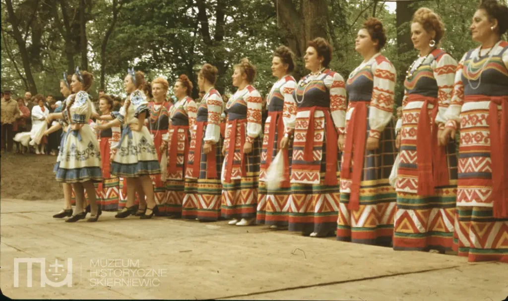 Skierniewice święto 1 maja na kolorowych zdjęciach unikalne kadry z lat siedemdziesiątych