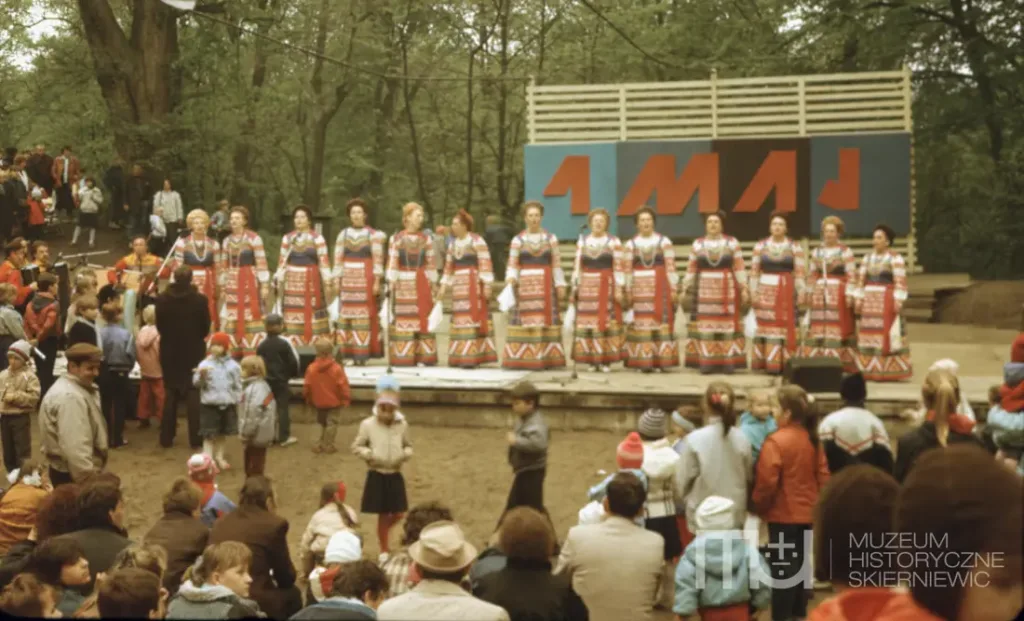 Skierniewice święto 1 maja na kolorowych zdjęciach unikalne kadry z lat siedemdziesiątych
