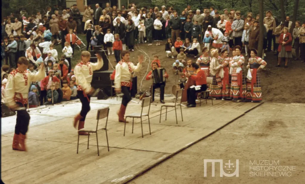 Skierniewice święto 1 maja na kolorowych zdjęciach unikalne kadry z lat siedemdziesiątych