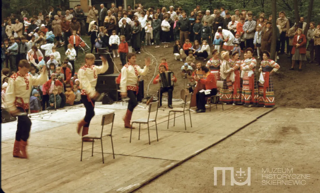 Skierniewice święto 1 maja na kolorowych zdjęciach unikalne kadry z lat siedemdziesiątych
