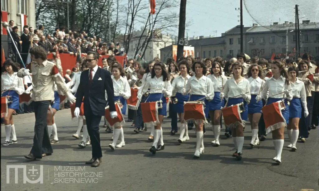 Skierniewice święto 1 maja na kolorowych zdjęciach unikalne kadry z lat siedemdziesiątych