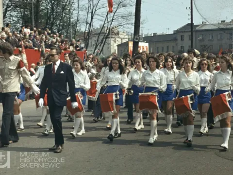 Skierniewice święto 1 maja na kolorowych zdjęciach unikalne kadry z lat siedemdziesiątych