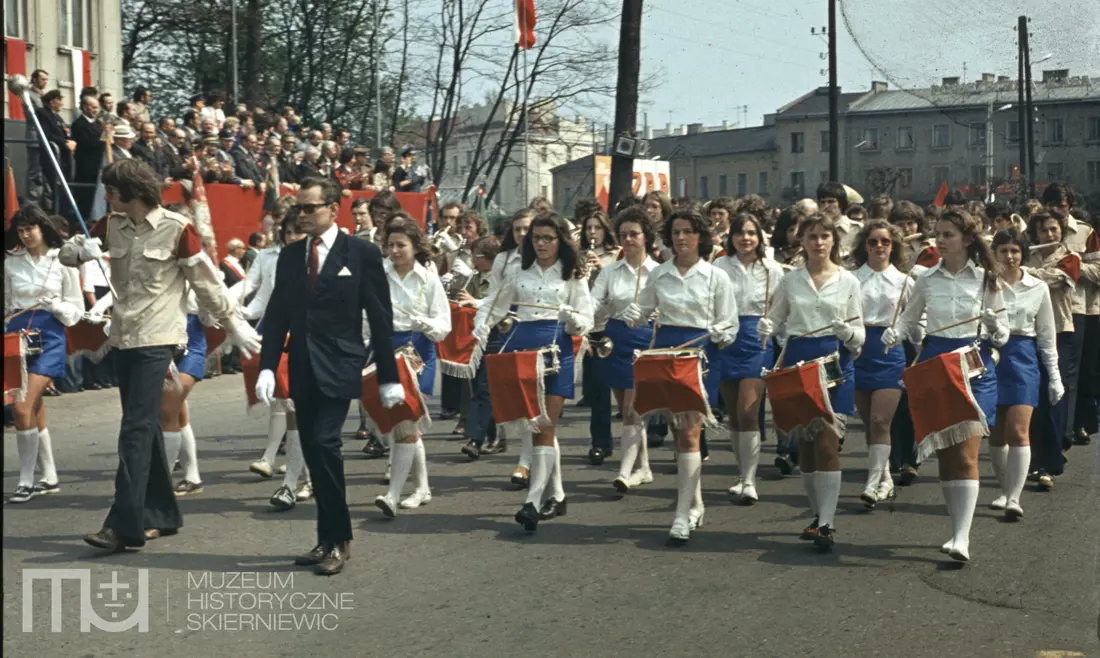 Skierniewice święto 1 maja na kolorowych zdjęciach unikalne kadry z lat siedemdziesiątych