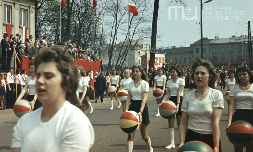 Skierniewice święto 1 maja na kolorowych zdjęciach unikalne kadry z lat siedemdziesiątych