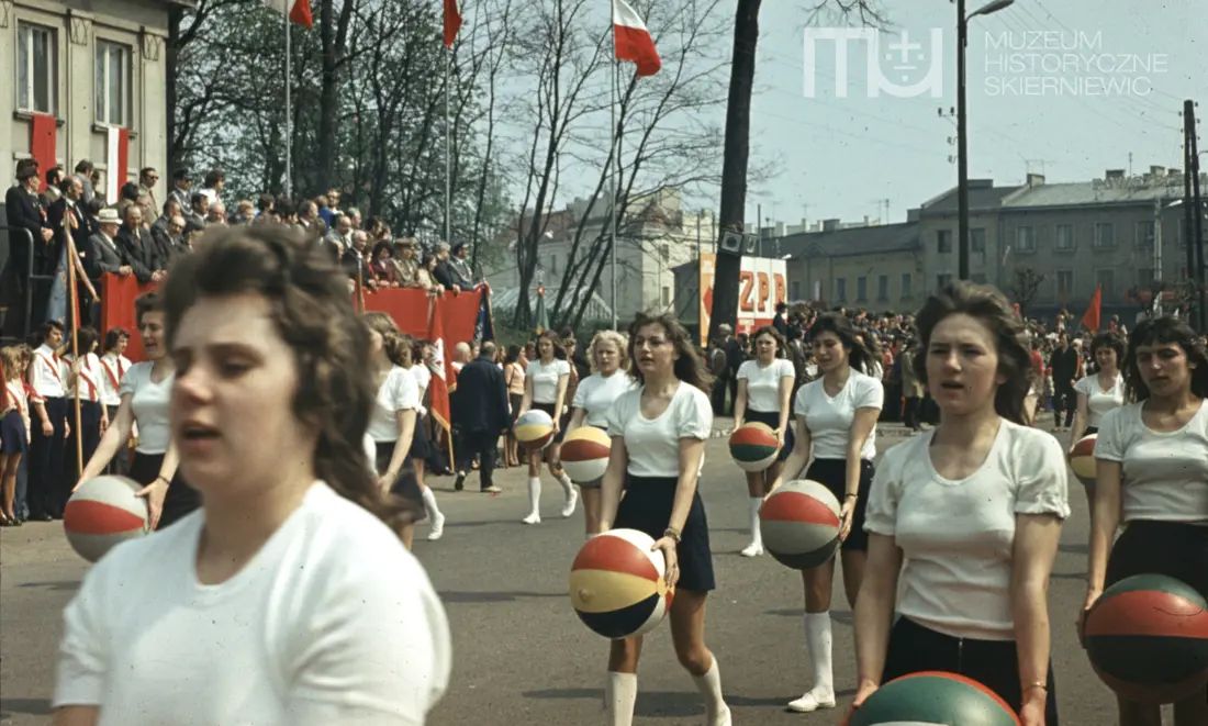 Skierniewice święto 1 maja na kolorowych zdjęciach unikalne kadry z lat siedemdziesiątych