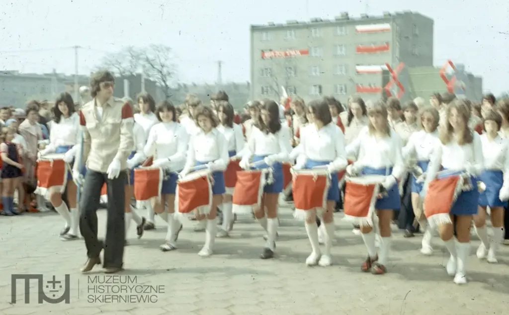 Skierniewice święto 1 maja na kolorowych zdjęciach unikalne kadry z lat siedemdziesiątych