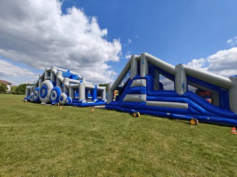 Giga Frajda zawita do Skierniewic. Dmuchany park rozrywki i darmowe piana party już w ten weekend!