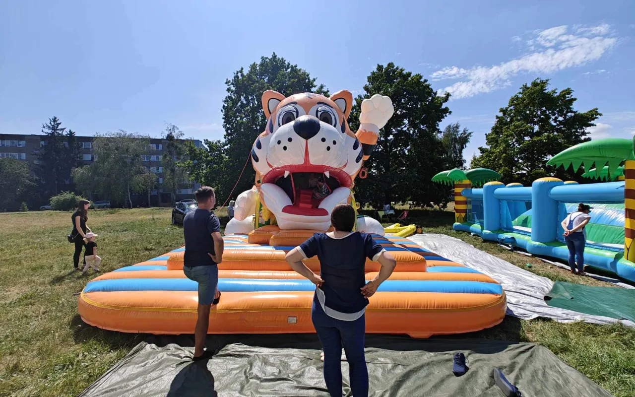 Giga Frajda zawita do Skierniewic. Dmuchany park rozrywki i darmowe piana party już w ten weekend! — zdjęcie 2 z 5