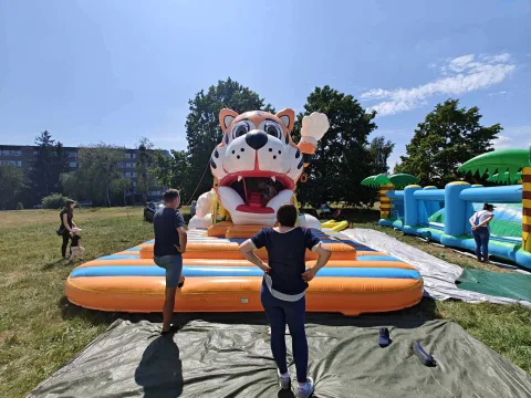 Giga Frajda zawita do Skierniewic. Dmuchany park rozrywki i darmowe piana party już w ten weekend!