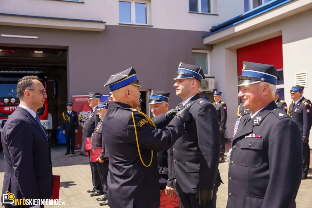 Awanse, medale i wysocy goście. Skierniewiccy strażacy uczcili swoje święto 1 Dzień strażaka w Skierniewicach 2026 (58 z 88)