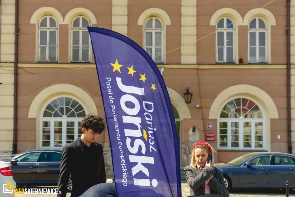 Briefing prasowy na zrewitalizowanym rynku w Skierniewicach dotyczący podziału funduszy unijnych. Europoseł Dariusz Joński, prezydent Krzysztof Jażdżyk i radna Justyna Kulig.
