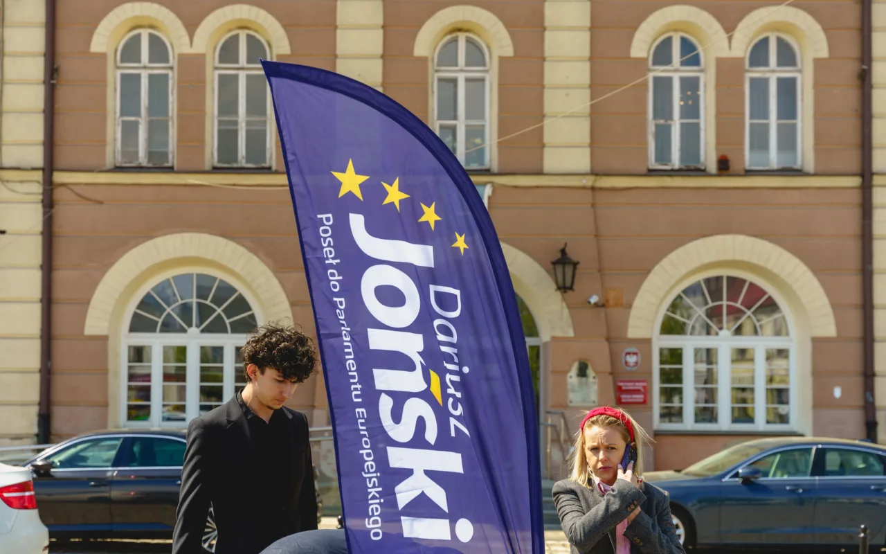 Briefing prasowy na zrewitalizowanym rynku w Skierniewicach dotyczący podziału funduszy unijnych. Europoseł Dariusz Joński, prezydent Krzysztof Jażdżyk i radna Justyna Kulig.