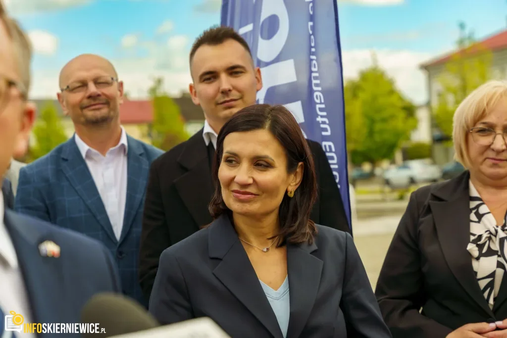 Briefing prasowy na zrewitalizowanym rynku w Skierniewicach dotyczący podziału funduszy unijnych. Europoseł Dariusz Joński, prezydent Krzysztof Jażdżyk i radna Justyna Kulig.
