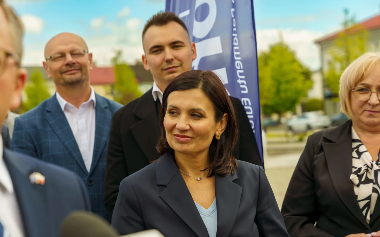 Briefing prasowy na zrewitalizowanym rynku w Skierniewicach dotyczący podziału funduszy unijnych. Europoseł Dariusz Joński, prezydent Krzysztof Jażdżyk i radna Justyna Kulig.