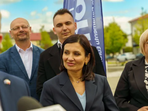 Briefing prasowy na zrewitalizowanym rynku w Skierniewicach dotyczący podziału funduszy unijnych. Europoseł Dariusz Joński, prezydent Krzysztof Jażdżyk i radna Justyna Kulig.