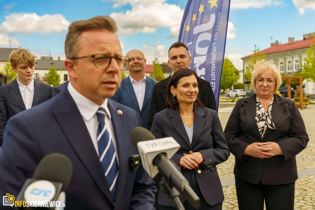 Briefing prasowy na zrewitalizowanym rynku w Skierniewicach dotyczący podziału funduszy unijnych. Europoseł Dariusz Joński, prezydent Krzysztof Jażdżyk i radna Justyna Kulig.
