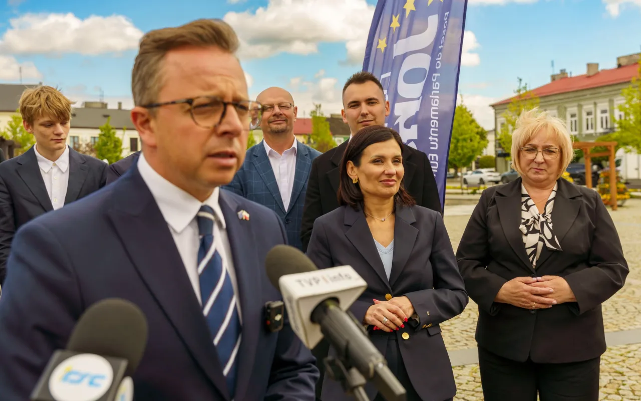 Briefing prasowy na zrewitalizowanym rynku w Skierniewicach dotyczący podziału funduszy unijnych. Europoseł Dariusz Joński, prezydent Krzysztof Jażdżyk i radna Justyna Kulig.