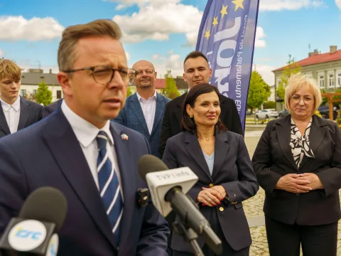 Briefing prasowy na zrewitalizowanym rynku w Skierniewicach dotyczący podziału funduszy unijnych. Europoseł Dariusz Joński, prezydent Krzysztof Jażdżyk i radna Justyna Kulig.