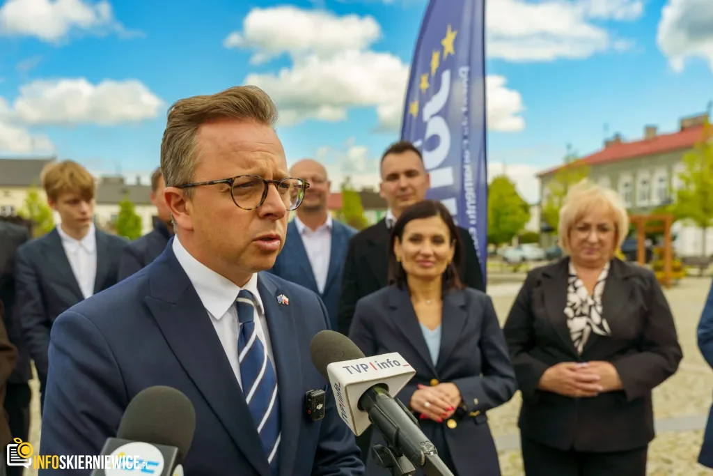 Briefing prasowy na zrewitalizowanym rynku w Skierniewicach dotyczący podziału funduszy unijnych. Europoseł Dariusz Joński, prezydent Krzysztof Jażdżyk i radna Justyna Kulig.