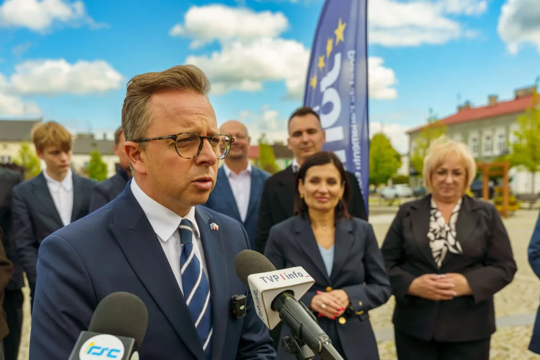 Briefing prasowy na zrewitalizowanym rynku w Skierniewicach dotyczący podziału funduszy unijnych. Europoseł Dariusz Joński, prezydent Krzysztof Jażdżyk i radna Justyna Kulig.