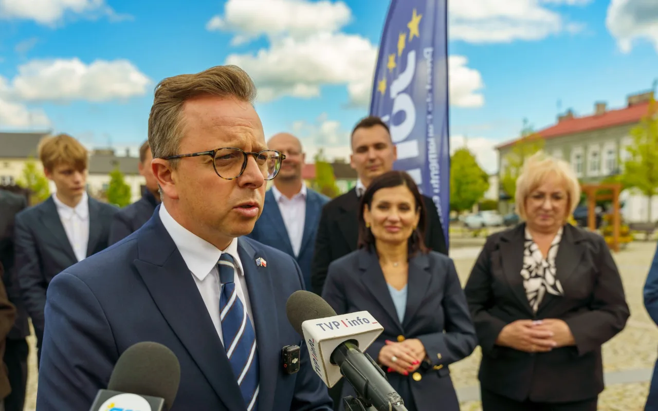 Briefing prasowy na zrewitalizowanym rynku w Skierniewicach dotyczący podziału funduszy unijnych. Europoseł Dariusz Joński, prezydent Krzysztof Jażdżyk i radna Justyna Kulig.