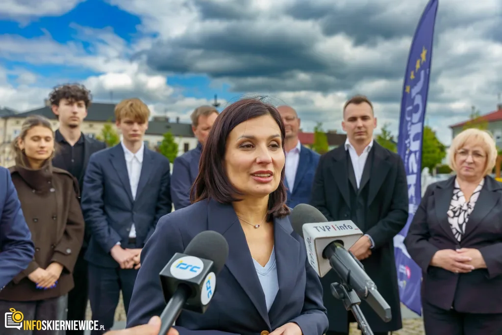 Briefing prasowy na zrewitalizowanym rynku w Skierniewicach dotyczący podziału funduszy unijnych. Europoseł Dariusz Joński, prezydent Krzysztof Jażdżyk i radna Justyna Kulig.