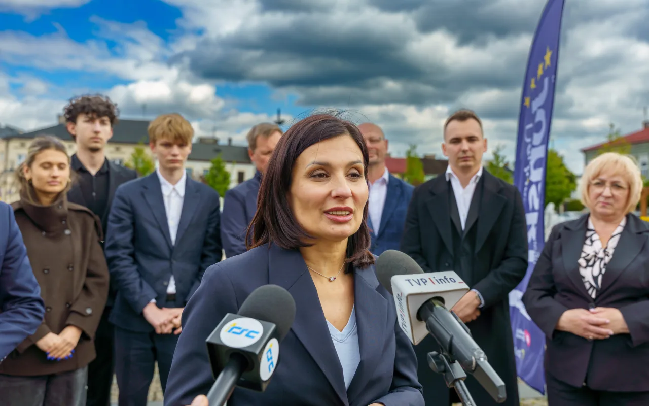 Briefing prasowy na zrewitalizowanym rynku w Skierniewicach dotyczący podziału funduszy unijnych. Europoseł Dariusz Joński, prezydent Krzysztof Jażdżyk i radna Justyna Kulig.