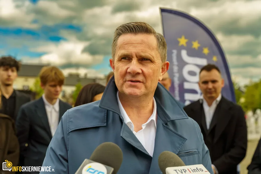 Briefing prasowy na zrewitalizowanym rynku w Skierniewicach dotyczący podziału funduszy unijnych. Europoseł Dariusz Joński, prezydent Krzysztof Jażdżyk i radna Justyna Kulig.